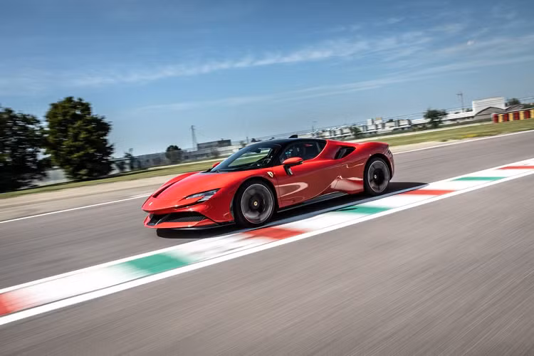 Với chế độ lái thuần điện eDrive, cụm pin dung lượng 7,9 kWh của SF90 Stradale cung cấp khả năng di chuyển khoảng 25 km khi được sạc đầy. Trong khi đó, chế độ Qualify sẽ tận dụng toàn bộ sức mạnh của động cơ và hệ thống mô-tơ điện để Ferrari SF90 Stradale thể hiện tốc độ trong các trường đua.