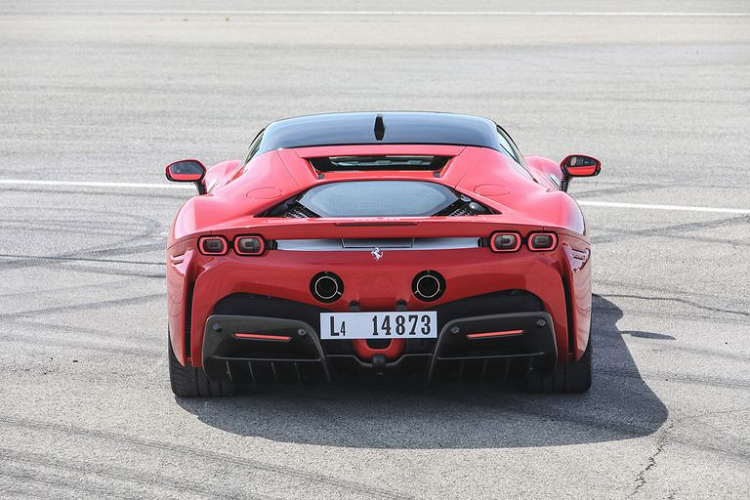 So với những mẫu siêu xe khác của Ferrari, SF90 Stradale có ngoại hình thanh thoát và hiện đại hơn đáng kể. Mẫu hypercar không có quá nhiều đường nét tạo điểm nhấn ở phần đầu cũng như 2 bên thân.
