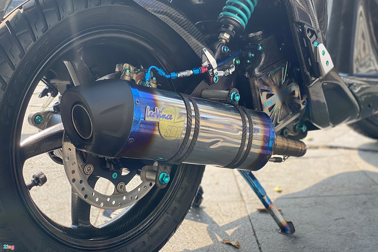 Hệ thống ống xả trên bản độ này là Leovince WSBK làm bằng titanium. Phần cổ ống xả cũng sử dụng vật liệu titanium. Titanium có đặc điểm là ra phần màu sẽ càng đậm và đẹp khi sử dụng lâu.