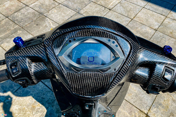 Đồng hồ nguyên bản của SH 150i được thay bằng loại kỹ thuật số Koso RXF. Ngoài việc hiển thị những thông số cơ bản, đồng hồ này còn có thể đo góc nghiêng của xe - một tính năng thường thấy trên các xe đua hoặc môtô cao cấp. Trang bị này có giá khoảng 15 triệu đồng. 