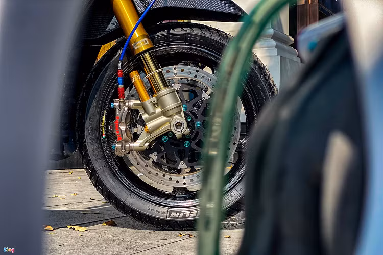 Bên cạnh dàn vỏ hoàn toàn bằng carbon, giảm xóc trước cũng là bộ phận nổi bật. Bản độ sử dụng giảm xóc upside-down Ohlins Ducati Desmosedici FG353 đi kèm phần chân giảm xóc CNC FGR300. Trang bị này có giá 110 triệu đồng. Để phù hợp với chiếc SH, chi phí gia công tiêu tốn thêm 30 triệu đồng.