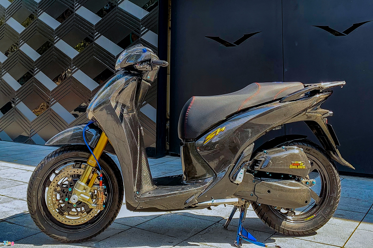 Một người chơi xe tại Hà Nội vừa cho ra lò bản độ Honda SH với giá trị khủng. Khác với những bản độ kiểng không tác động mạnh vào kiểu dáng, chiếc SH 150i này được lột xác toàn diện.