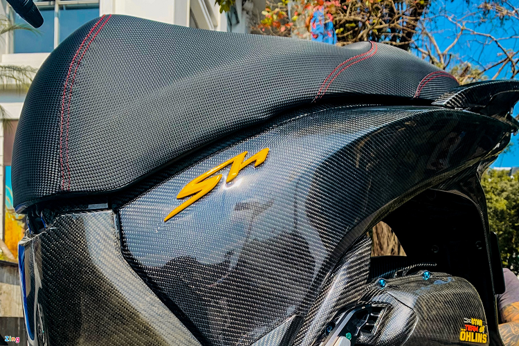 Nguyên bản, chiếc xe ga Honda SH 150i này thuộc đời 2016. Đa số các bản độ chỉ có dàn vỏ nhựa bằng carbon. Chiếc SH này được phủ carbon ở gần như toàn bộ bề mặt, gồm tất cả dàn vỏ nhựa, ốp lọc gió và bộ mâm. Riêng chi phí gia công vật liệu carbon đã tiêu tốn khoảng 60 triệu đồng. 