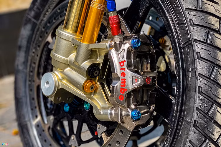 Đắt tiền nhất là cụm phanh trước gồm 2 kẹp phanh Brembo T-Rex 4.0 WSBK Nickel Monoblock Titanium Piston và đĩa phanh Brembo T-Driver WSBK 320 mm. "Combo" này có giá lên đến 220 triệu đồng. 