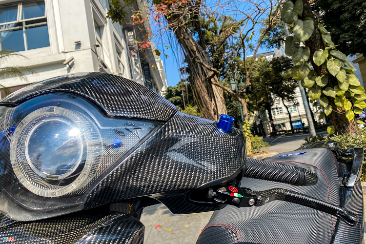 Để tăng hiệu suất chiếu sáng, chiếc xe được trang bị bộ đèn LED tích hợp gương cầu projector. Hệ thống đèn định vị cũng được chuyển sang dạng đèn LED với họa tiết trang trí độc đáo.