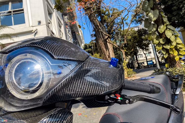 Để tăng hiệu suất chiếu sáng, chiếc xe được trang bị bộ đèn LED tích hợp gương cầu projector. Hệ thống đèn định vị cũng được chuyển sang dạng đèn LED với họa tiết trang trí độc đáo.