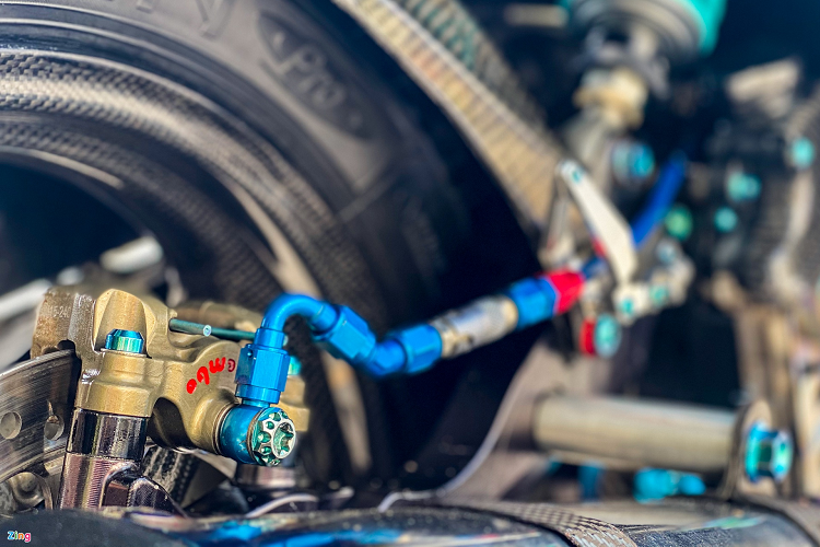 Hệ thống phanh phía sau gồm đĩa phanh Brembo 260 mm kết hợp với kẹp phanh Brembo HRC Racing của đội đua Honda. Riêng kẹp phanh này có giá đến 45 triệu đồng. Kết nối các cùm phanh với kẹp phanh là hệ thống dây dầu Earl’s và ngắt dầu Staubli. 