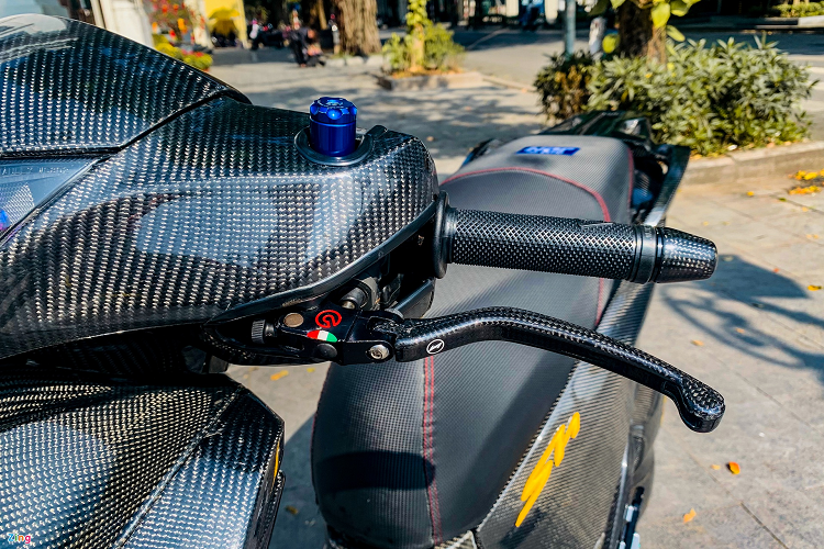 Xe được trang bị cùm phanh Brembo Rossi MotoGP cho cả 2 bên. Theo chủ xe, cặp phanh này có giá 120 triệu đồng.