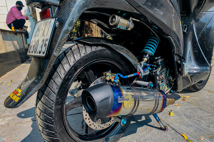 Ở phía sau, cấu trúc giảm xóc cũng được thay đổi hoàn toàn. Loại giảm xóc đôi nguyên bản được loại bỏ và thay bằng giảm xóc đơn của Nitron R3 được đặt lệch một bên. Để đáp ứng cấu trúc mới, bản độ sử dụng gắp sau được chế tạo riêng bằng công nghệ CNC.