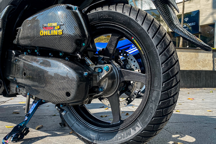 Honda SH 150i được trang bị động cơ xy-lanh đơn, dung tích 153 cc, sản sinh công suất 14,5 mã lực và mô-men xoắn 13,9 Nm. Chủ xe thay đổi một số chi tiết như nồi trước Dulley, nồi sau Malossi, lò xo Malossi, lọc gió BMC, bugi Brisk và dây đai Malossi. 