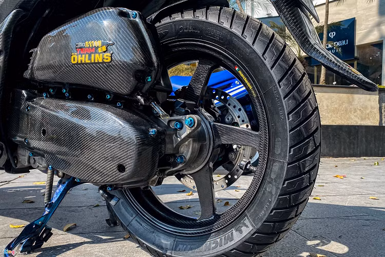 Honda SH 150i được trang bị động cơ xy-lanh đơn, dung tích 153 cc, sản sinh công suất 14,5 mã lực và mô-men xoắn 13,9 Nm. Chủ xe thay đổi một số chi tiết như nồi trước Dulley, nồi sau Malossi, lò xo Malossi, lọc gió BMC, bugi Brisk và dây đai Malossi. 