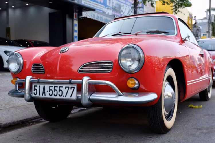 Là dòng xe nổi tiếng của hãng xe Đức Volkswagen – Karmann Ghia (Type 14) được thiết kế bởi một studio Ý – Ghia SpA, kết hợp với sàn xe rộng thừa hưởng từ dòng xe “con bọ” Beetle do Karmann sản xuất ở Osnabruck, Đức. Đây là “công thức” tạo nên dòng xe Volkswagen Karmann Ghia (Type 14).