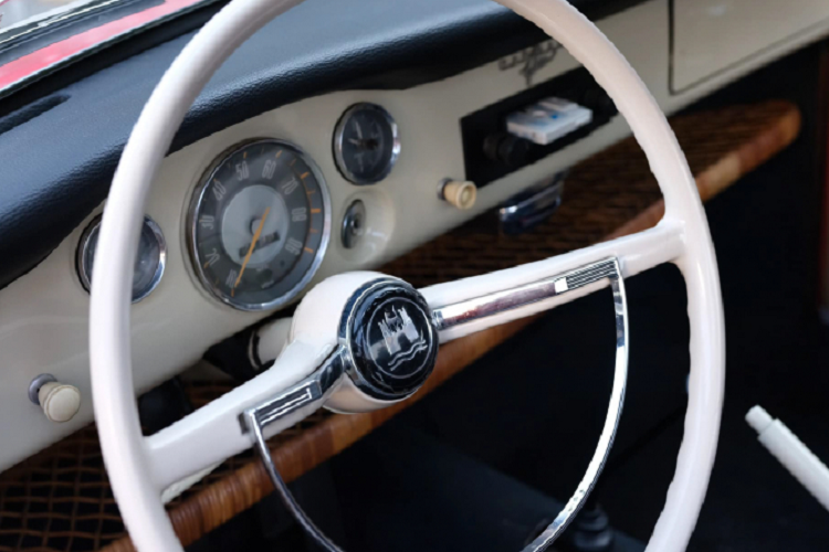 Volkswagen Karmann Ghia Type 14 được bán ra thị trường với 2 biến thể bao gồm coupe với thiết kế chỗ ngồi 2 + 2 trong giai đoạn từ 1955 – 1974) và biến thể mui trần được sản xuất trong giai đoạn 1957 – 1974. Karmann Ghia Type 14 ngưng sản xuất vào ngày 21 tháng 6 năm 1974.