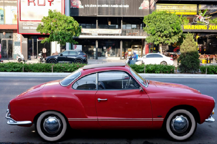 Tại thời điểm đó, Karmann Ghia (Type 14) được định vị cao hơn dòng “con bọ” Beetle. Trong danh mục sản phẩm của Volkswagen.