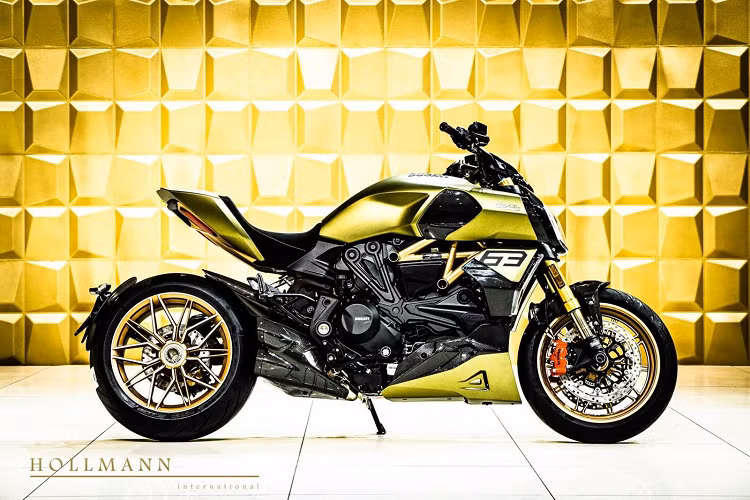 Hiện tại, một đại lý chuyên bán siêu xe ở Đức, cũng là nơi các đại gia Việt hay mua sắm siêu xe đã tung ra 1 trong 630 chiếc xe Ducati Diavel 1260 Lamborghini để các khách hàng của mình có thể suy nghĩ và lựa chọn về đội