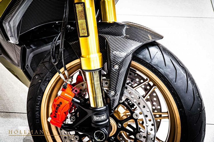 Trước đó, Minh Nhựa từng tuyên bố đổi hết dàn xe của mình chỉ để lấy siêu phẩm Lamborghini Sian, bao gồm luôn thần gió Pagani Huayra, vì thế, nếu không có duyên sở hữu chiếc xe hypercar của Lamborghini, siêu phẩm mô tô trong làng 2 bánh là Ducati Diavel 1260 Lamborghini cũng là món quà an ủi cho đại gia này.