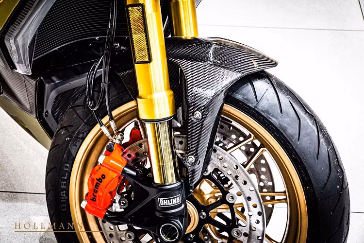 Trước đó, Minh Nhựa từng tuyên bố đổi hết dàn xe của mình chỉ để lấy siêu phẩm Lamborghini Sian, bao gồm luôn thần gió Pagani Huayra, vì thế, nếu không có duyên sở hữu chiếc xe hypercar của Lamborghini, siêu phẩm mô tô trong làng 2 bánh là Ducati Diavel 1260 Lamborghini cũng là món quà an ủi cho đại gia này.