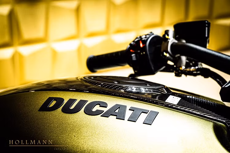 Hiện chưa rõ có đại gia Việt nào máu với chiếc xe Ducati Diavel 1260 Lamborghini đang rao bán với giá 2,3 tỷ đồng này hay không. Trong khi đó, Ducati và Lamborghini đều là hai thương hiệu "ruột" của doanh nhân Phạm Trần Nhật Minh.