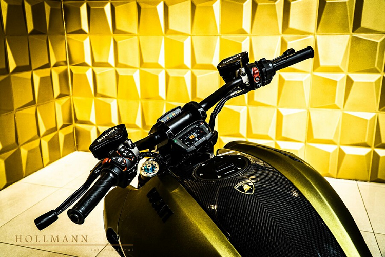 Chưa hết, số tiền 2,3 tỷ đồng mà đại lý chuyên bán siêu xe như Hollmann tìm khách cho Ducati Diavel 1260 Lamborghini ở thị trường bên ngoài nước Đức còn có thể mua được 1 chiếc xe Mercedes-Benz C300 mới tinh tại Việt Nam.