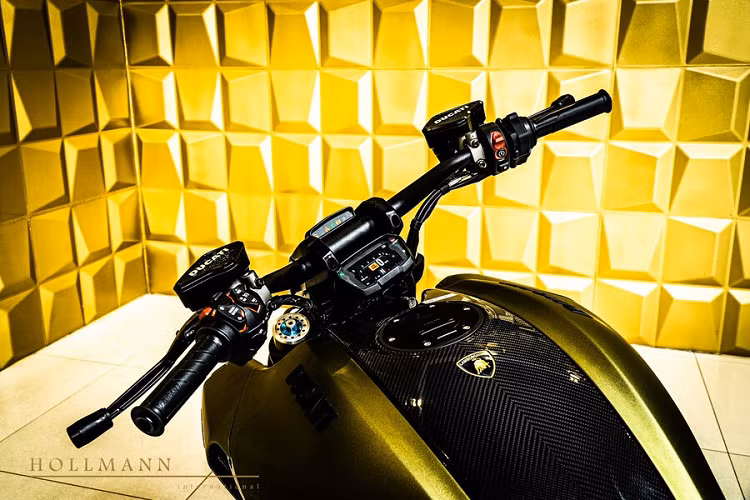 Chưa hết, số tiền 2,3 tỷ đồng mà đại lý chuyên bán siêu xe như Hollmann tìm khách cho Ducati Diavel 1260 Lamborghini ở thị trường bên ngoài nước Đức còn có thể mua được 1 chiếc xe Mercedes-Benz C300 mới tinh tại Việt Nam.