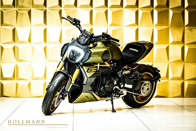 Đơn giản là mẫu xe môtô Ducati Diavel 1260 Lamborghini được sản xuất dựa trên mẫu xe hypercar Lamborghini Sian chỉ có đúng 63 chiếc trên toàn thế giới. Hãng xe Ducati đã nhân con số 10 để trở thành số lượng xe Ducati Diavel 1260 Lamborghini bán ra toàn cầu.