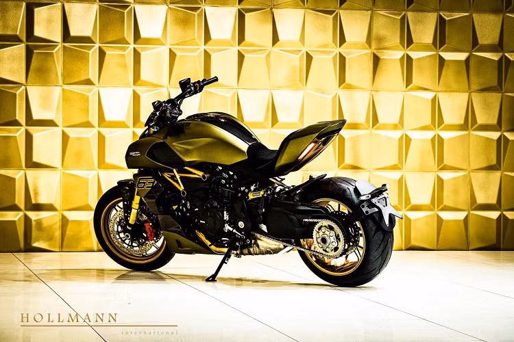 Thông tin chúng tôi có được, giá xe Ducati Diavel 1260 Lamborghini này được chào bán với số tiền lên đến 104.720 Euro (tương đương 2,8 tỷ đồng), đây là mức giá đã bao gồm các loại thuế ở nước Đức. Nếu như khách hàng Việt nào chịu chơi, giá xe Ducati Diavel phiên bản 1260 Lamborghini này sau khi trừ thuế chỉ còn 88.000 Euro (tương đương 2,3 tỷ đồng).