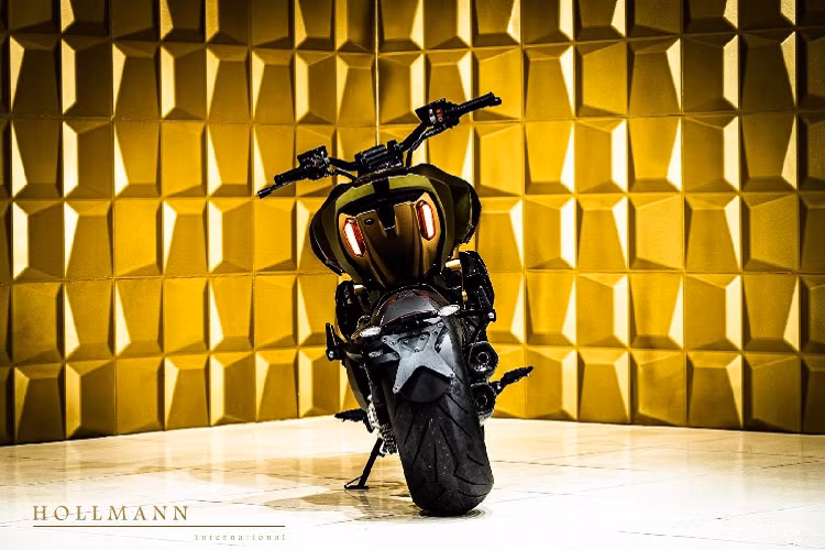 Được biết, dòng siêu môtô Ducati Diavel 1260 Lamborghini có giá bán chỉ 780 triệu đồng lúc mới ra mắt, như vậy, hiện giá xe Ducati Diavel 1260 Lamborghini đã tăng gấp 3 lần.