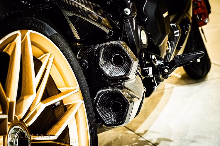 Siêu môtô Ducati Diavel 1260 Lamborghini được sản xuất 630 chiếc trên toàn thế giới và nhanh chóng gây ấn tượng với nước sơn xanh quân đội nhám rất bắt mắt tương tự bộ áo trên chiếc xe Lamborghini Sián FKP 37 nguyên mẫu được giới thiệu với truyền thông lần đầu tiên vào tháng 9 năm 2019.