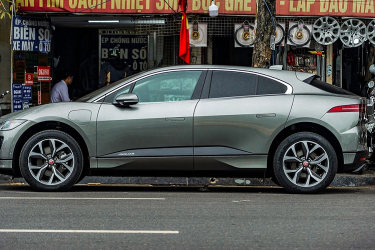 Cụm pin kể trên cung cấp năng lượng cho 2 mô-tơ điện trên mỗi trục. 2 mô-tơ này tạo ra công suất tối đa 395 mã lực và mô-men xoắn cực đại 696 Nm, tất cả đều được truyền tới cả 4 bánh xe. Nhờ đó, Jaguar I-Pace có thể tăng tốc từ 0-96 km/h chỉ trong 4,5 giây. Trong thời gian tới đây, thị trường xe ô tô điện tại Việt Nam chắc chắn sẽ nóng lên nhanh chóng bởi hàng loạt cái tên đã được giới thiệu như Audi e-Tron, Porsche Taycan, Jaguar i-Pace,... và cả mẫu xe điện Việt Nam VinFast VFe34.