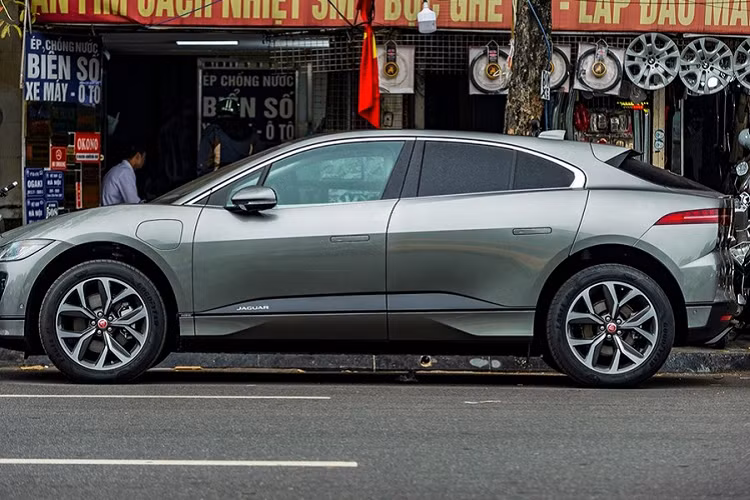 Cụm pin kể trên cung cấp năng lượng cho 2 mô-tơ điện trên mỗi trục. 2 mô-tơ này tạo ra công suất tối đa 395 mã lực và mô-men xoắn cực đại 696 Nm, tất cả đều được truyền tới cả 4 bánh xe. Nhờ đó, Jaguar I-Pace có thể tăng tốc từ 0-96 km/h chỉ trong 4,5 giây. Trong thời gian tới đây, thị trường xe ô tô điện tại Việt Nam chắc chắn sẽ nóng lên nhanh chóng bởi hàng loạt cái tên đã được giới thiệu như Audi e-Tron, Porsche Taycan, Jaguar i-Pace,... và cả mẫu xe điện Việt Nam VinFast VFe34.