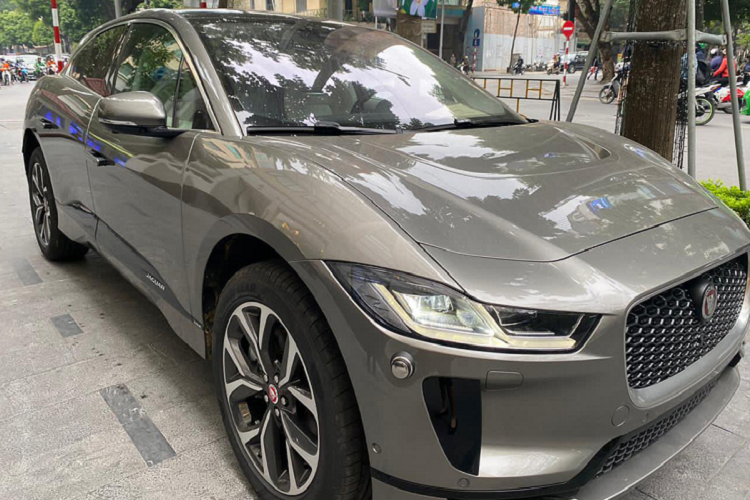Về mặt vận hành, Jaguar i-Pace được trang bị cụm 432 pin lithium-ion với công suất 90 kWh khiến mẫu xe này có thể hoàn thành quãng đường tối đa lên đến 475 km sau mỗi lần sạc đầy. Người dùng có thể sạc 80% dung lượng pin trong thời gian 85 phút bằng sạc DC 50 kW. Nếu dùng sạc nhanh 100 kW, thời gian sạc sẽ giảm xuống còn 40 phút.
