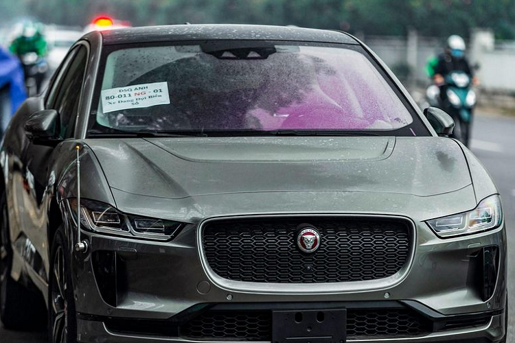 Tuy nhiên, chỉ cần sạc 15 phút bằng sạc nhanh, Jaguar I-Pace có thể chạy được 100 km. Thời gian tương ứng khi người dùng sử dụng sạc AC 7 kW tiêu chuẩn tại nhà sẽ lên đến hơn 10 tiếng đồng hồ nên chỉ phù hợp khi sạc qua đêm.