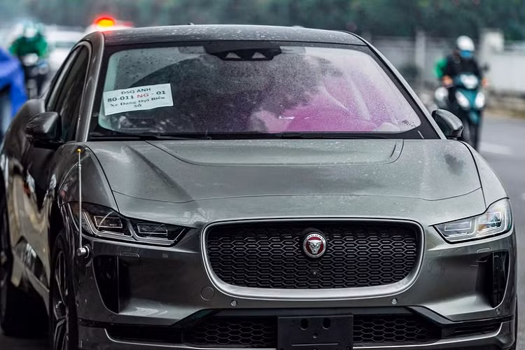 Tuy nhiên, chỉ cần sạc 15 phút bằng sạc nhanh, Jaguar I-Pace có thể chạy được 100 km. Thời gian tương ứng khi người dùng sử dụng sạc AC 7 kW tiêu chuẩn tại nhà sẽ lên đến hơn 10 tiếng đồng hồ nên chỉ phù hợp khi sạc qua đêm.