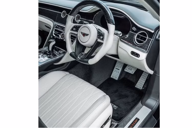 Với khả năng tăng tốc từ 0 - 100 km/h trong 3,8 giây và tốc độ tối đa lên tới 333 km/h, chắc chắn không ai dám chê Bentley Flying Spur 2021 chậm cả.