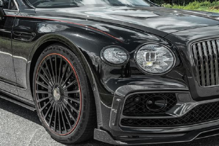 Để tăng thêm sự độc quyền cho Flying Spur 2021, Mansory đã tinh tế đặt dòng chữ "Mansory" và "More Than Racing" ở tấm ốp ngưỡng cửa của chiếc xe. Mặt khác, nội thất xe được hoàn thiện trong da trắng chủ đạo, tương phản với diện mạo "all-black" ở bên ngoài.