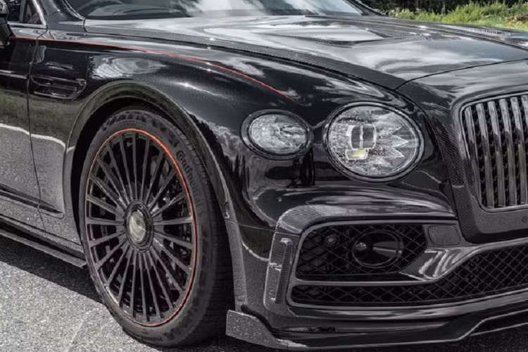 Để tăng thêm sự độc quyền cho Flying Spur 2021, Mansory đã tinh tế đặt dòng chữ "Mansory" và "More Than Racing" ở tấm ốp ngưỡng cửa của chiếc xe. Mặt khác, nội thất xe được hoàn thiện trong da trắng chủ đạo, tương phản với diện mạo "all-black" ở bên ngoài.