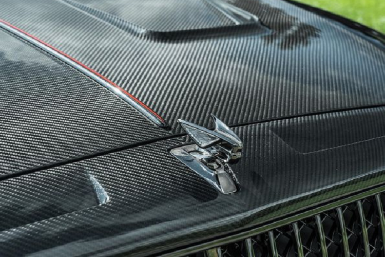 Ngoài ra, Bentley Flying Spur 2021 độ Mansory còn được trang bị bộ la-zăng đa chấu với đường viền trang trí màu cam nổi bật, bọc gọn trong lốp Continental. Logo của Mansory được tìm thấy trên nắp cốp, ngay bên dưới logo Bentley.