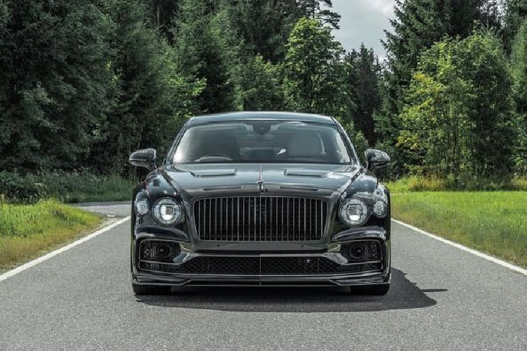 Đối với ngoại thất, Mansory bổ sung rất nhiều bộ phận làm bằng sợi carbon cho xe siêu sang Bentley Flying Spur 2021, bao gồm nắp ca-pô, viền lưới tản nhiệt màu đen, cản va tinh chỉnh, ốp đầu và đuôi xe.