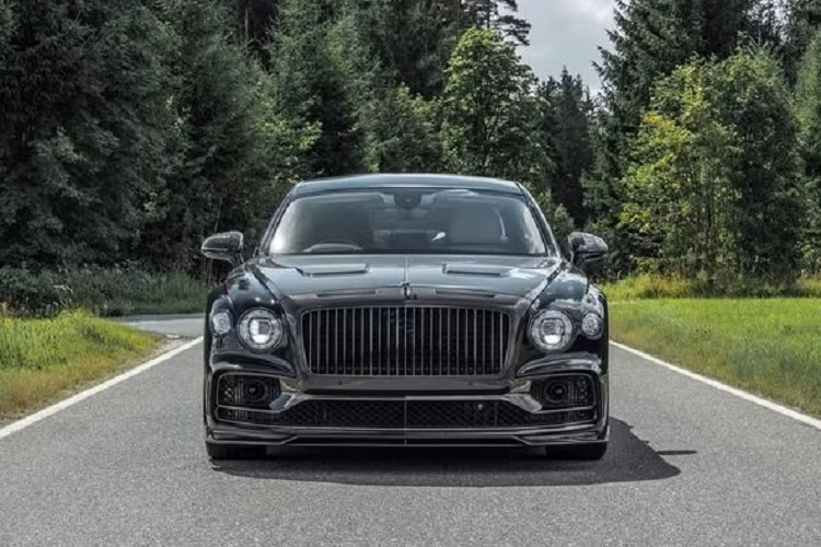 Đối với ngoại thất, Mansory bổ sung rất nhiều bộ phận làm bằng sợi carbon cho xe siêu sang Bentley Flying Spur 2021, bao gồm nắp ca-pô, viền lưới tản nhiệt màu đen, cản va tinh chỉnh, ốp đầu và đuôi xe.