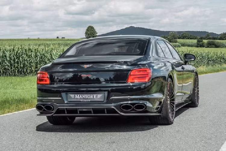 Nhưng Mansory vẫn muốn chiếc sedan Anh Quốc mạnh mẽ thêm nữa, vì vậy, hãng độ Đức đã "ra tay" và giúp Flying Spur có được 700 mã lực cùng mô-men xoắn cực đại 1.000 Nm. Sức mạnh mới giúp Flying Spur 2021 giảm được 0,2 giây khi chạy nước rút.