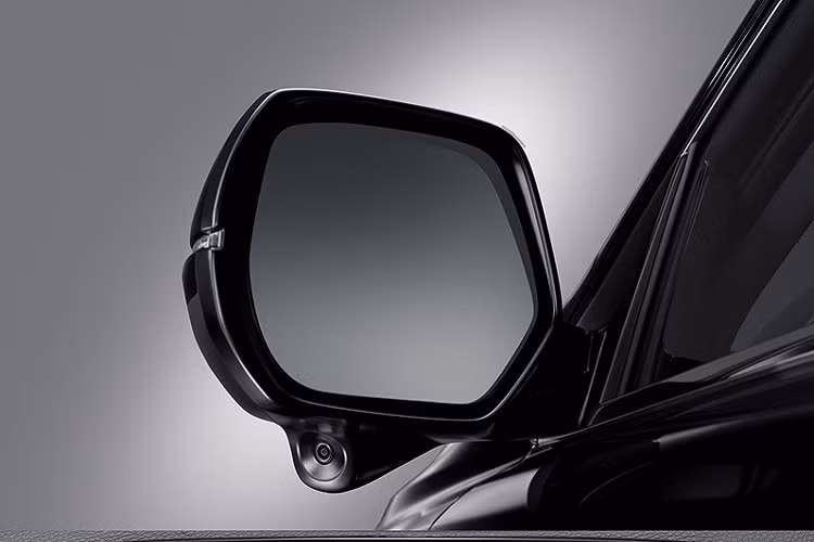 So với phiên bản 2.4 S, phiên bản 2.4 Black Edition còn bổ sung cửa sổ trời toàn cảnh Panorama, công nghệ sạc không dây và giá bán cũng cao hơn 90.000 bath (khoảng 62 triệu đồng).