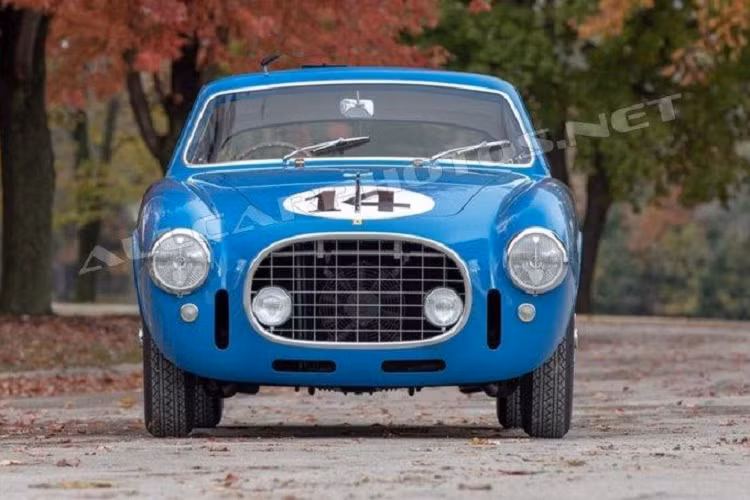 Ferrari 812 Competizione cổ điển và 812 Competizione A vừa được tiết lộ, hai mẫu xe V12 động cơ đặt trước mạnh nhất từ trước đến nay, chắc chắn sẽ tăng dần giá trị trong tương lai. Nhưng thực tế là vẫn còn rất nhiều chiếc Ferrari cổ điển đang chờ được khám phá, và viên ngọc quý hiếm này là một ví dụ tiêu biểu.