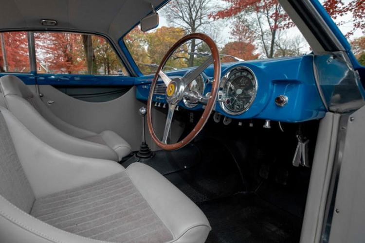 Vốn là một xe đua, nó từng về vị trí thứ 5 tại 24 Giờ Le Mans 1952 và rồi được nhập khẩu sang Mỹ, nơi nó qua quay nhiều chủ khác nhau. Một trong số đó đã đổi động cơ V12 ban đầu sang Chevrolet V8. Khối động cơ V12 đã mất tích từ đó. Chủ xe khi ấy chỉ muốn chiếc xe chạy càng nhanh càng tốt và không hề quan tâm tới gốc gác Ferrari.