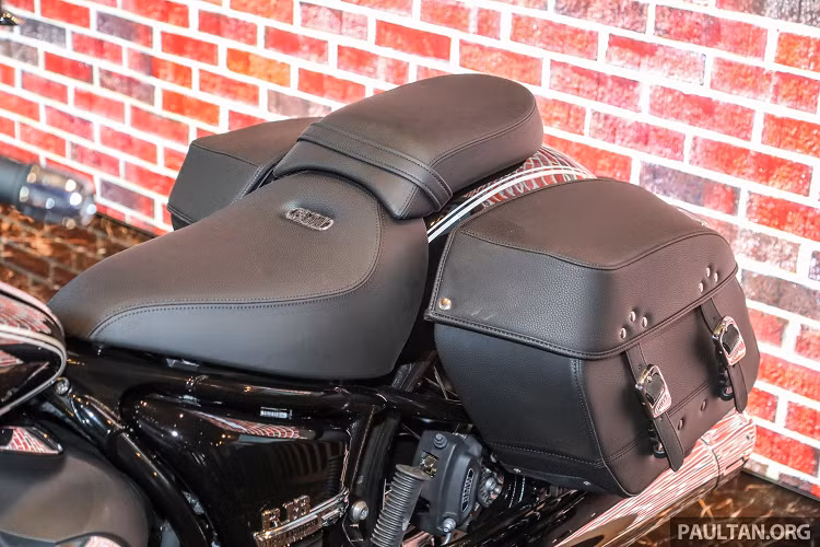 Ở phần đuôi, mẫu môtô của BMW được lắp thêm 2 túi để đồ bằng da bên hông theo phong cách bagger. Chi tiết này giúp thiết kế của R 18 Classic thêm cân đối và người lái có thể mang theo nhiều đồ dùng khi đi xa. Yên xe vẫn là loại yên đôi 2 tầng, trong đó vị trí người lái có chiều cao 710 mm.