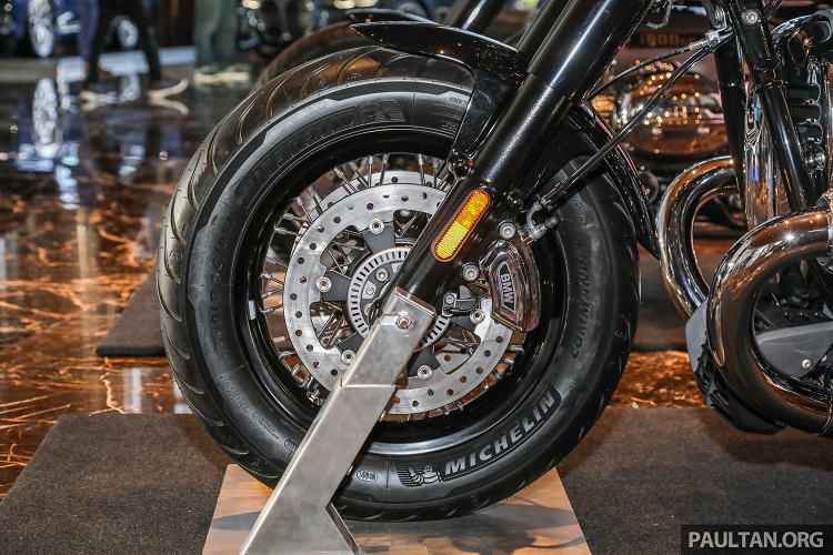 BMW R 18 Classic có cụm phanh đĩa trước/sau đường kính 300 mm tích hợp ABS 2 kênh, bánh trước sử dụng kẹp phanh 4 piston và kẹp phanh đơn ở bánh sau. Hệ thống treo trước là loại ống lồng đường kính 49 mm và có hành trình 120 mm. Cụm treo phía sau có hành trình 90 mm và có thể điều chỉnh độ cứng lò xo theo tải trọng.