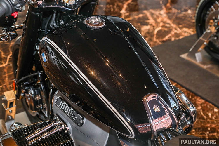 BMW R 18 Classic có thông số kích thước dài x rộng x cao tổng thể 2.440 x 964 x 1.397 mm, chiều dài cơ sở 1.729 mm, khối lượng 365 kg và bình xăng dung tích 16 lít.