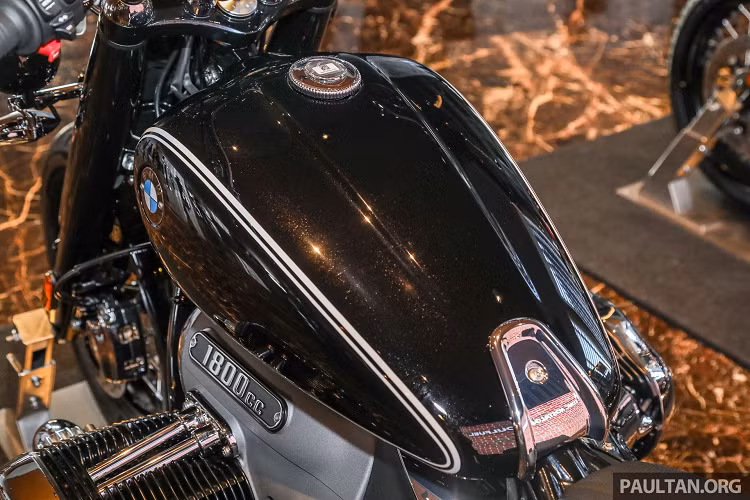 BMW R 18 Classic có thông số kích thước dài x rộng x cao tổng thể 2.440 x 964 x 1.397 mm, chiều dài cơ sở 1.729 mm, khối lượng 365 kg và bình xăng dung tích 16 lít.