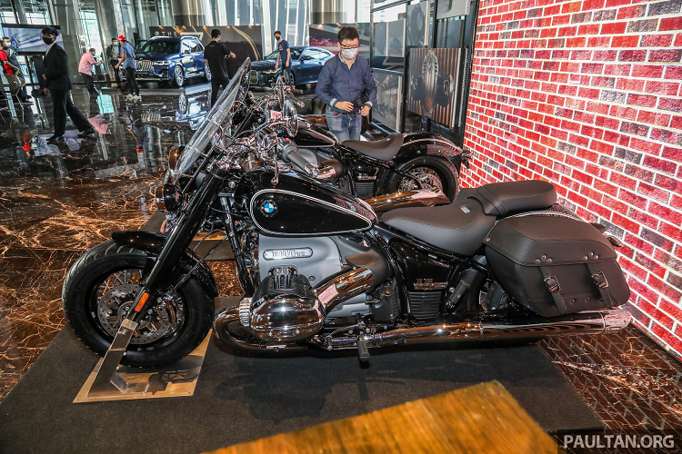 BMW R 18 Classic hoàn toàn mới được thiết kế dựa trên phiên bản First Edition, tuy nhiên ngoại hình có phần già dặn hơn khi được bổ sung nhiều phụ kiện theo phong cách hoài cổ. Các trang bị này cũng đóng vai trò hỗ trợ cho việc đi đường trường tốt hơn. Tại Việt Nam, BMW R 18 được phân phối chính hãng với phiên bản tiêu chuẩn và First Edition, mức giá dao động từ 929 triệu đồng đến 1,039 tỷ đồng.