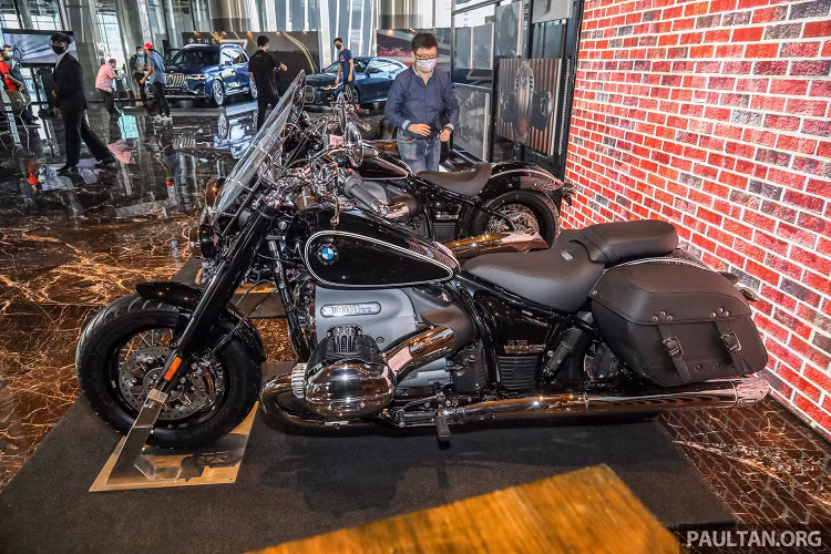 BMW R 18 Classic hoàn toàn mới được thiết kế dựa trên phiên bản First Edition, tuy nhiên ngoại hình có phần già dặn hơn khi được bổ sung nhiều phụ kiện theo phong cách hoài cổ. Các trang bị này cũng đóng vai trò hỗ trợ cho việc đi đường trường tốt hơn. Tại Việt Nam, BMW R 18 được phân phối chính hãng với phiên bản tiêu chuẩn và First Edition, mức giá dao động từ 929 triệu đồng đến 1,039 tỷ đồng.