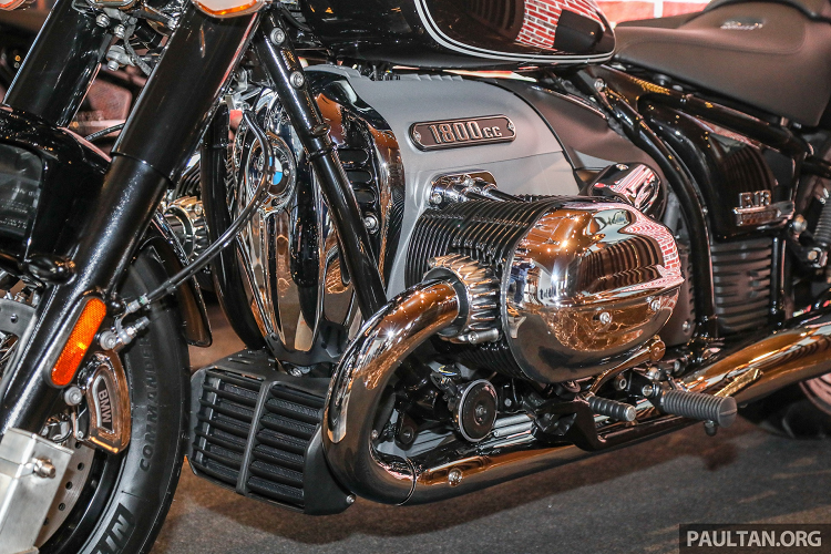 Cung cấp sức mạnh cho R 18 Classic là động cơ boxer dung tích lớn nhất của BMW Motorrad với 2 xy-lanh, tổng dung tích 1.802 cc, làm mát bằng dung dịch và không khí. Thông số công suất tối đa 91 mã lực tại 4.750 vòng/phút, mô-men xoắn đạt mức 158 Nm tại 3.000 vòng/phút. Đi cùng đó là hộp số côn tay 6 cấp và hệ dẫn động trục các-đăng.